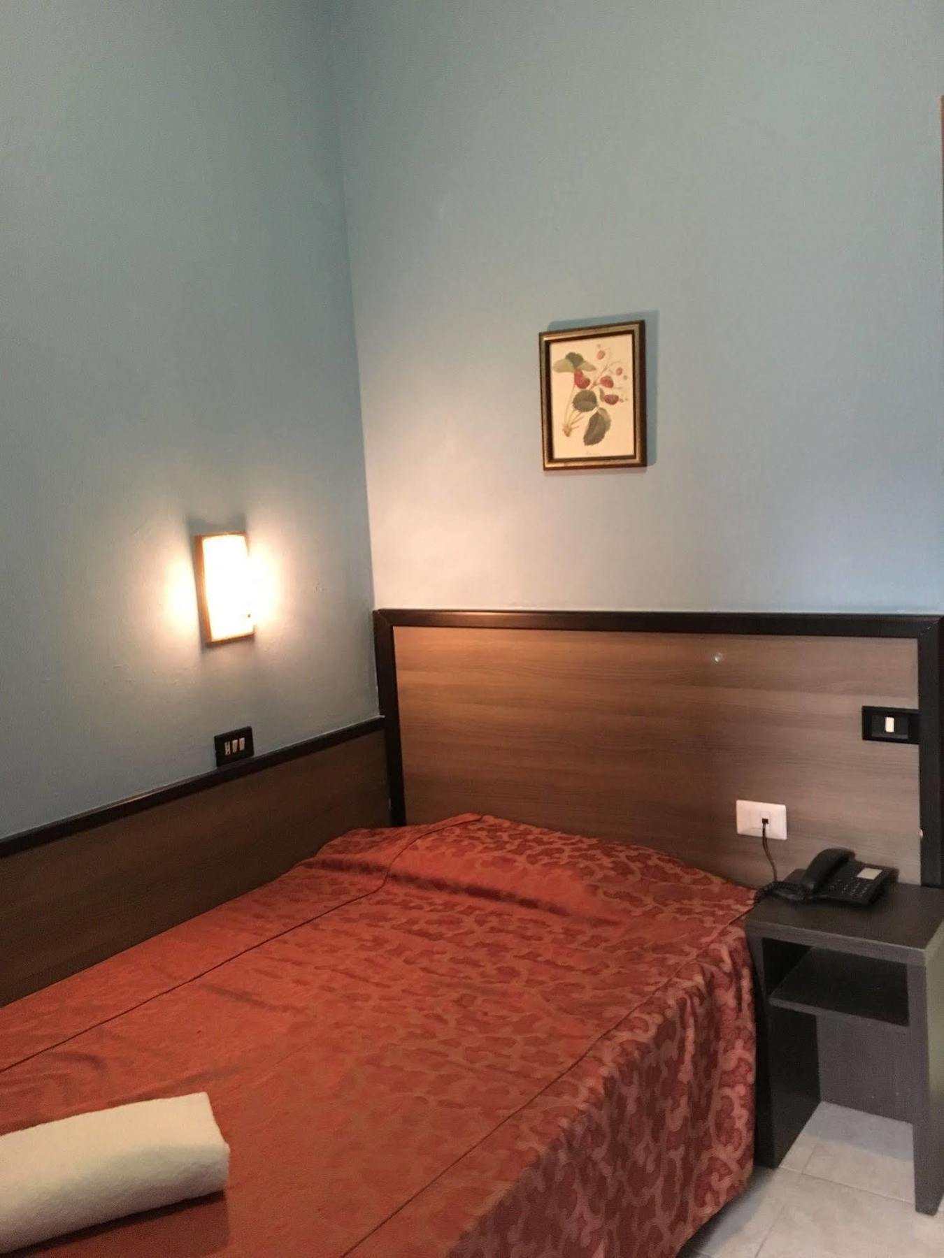 Hotel Salus Мілан Екстер'єр фото