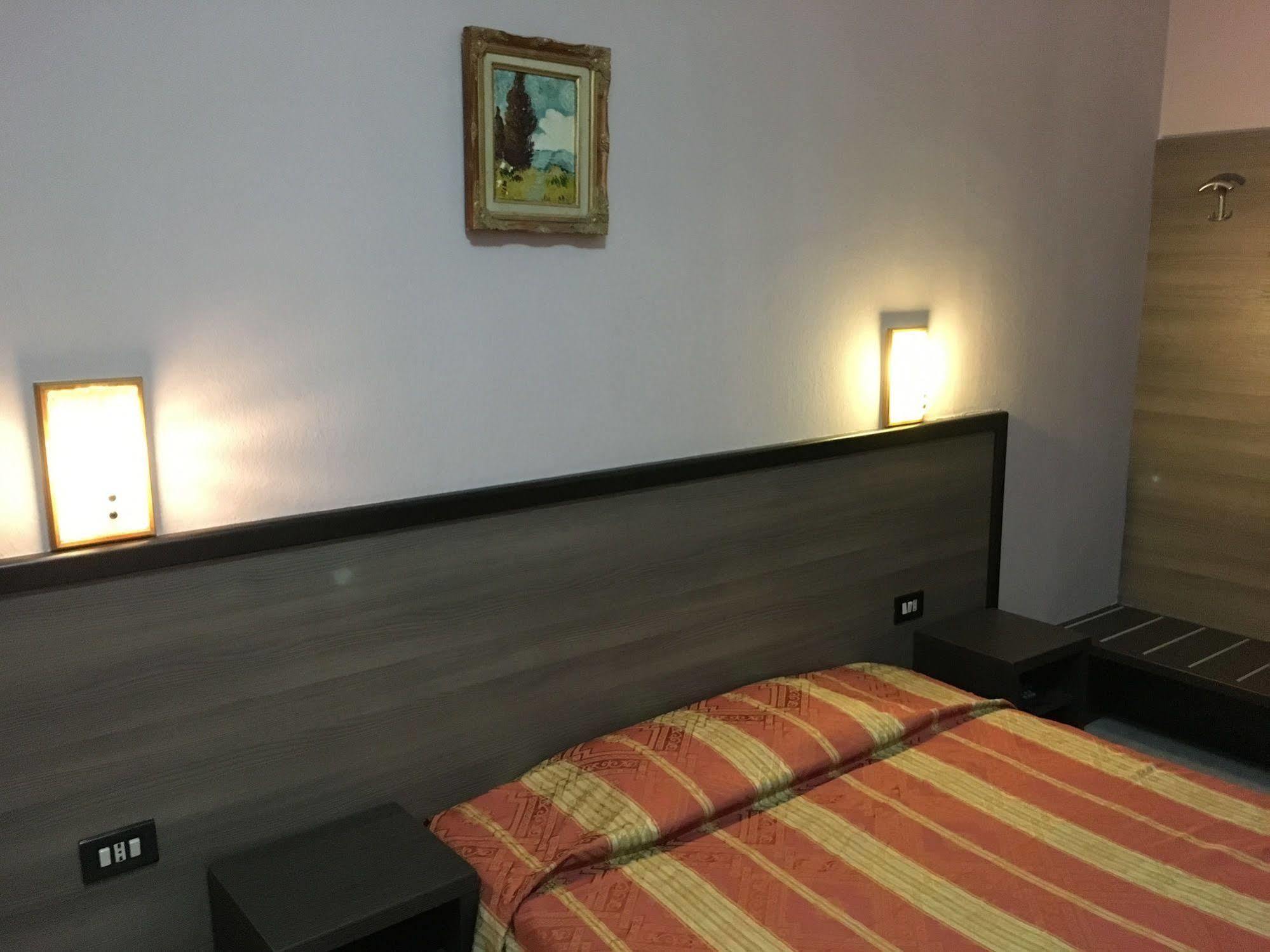 Hotel Salus Мілан Екстер'єр фото